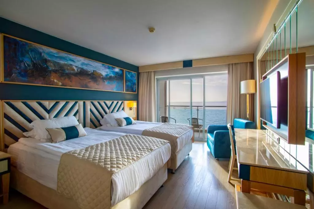 Charisma De Luxe Hotel